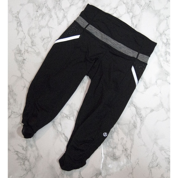 lululemon athletica Pants - LULULEMON ATHLETICA Black Capri Pants